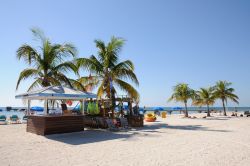 Estate sulla spiaggia di Key West, Florida - La più famosa fra le oltre 1700 isole e isolette che formano l'arcipelago delle Keys, conosciuta in tutto il mondo per aver ospitato personaggi ...