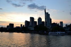 Tramonto a Francoforte sul Meno, con l'ibnconfondibile skyline del centro affari