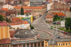Veduta dall'alto su Cluj Napoca - Questa immagine della vivace città situata nel cuore della Transilvania, a nord ovest della Romania, offre una caratteristica veduta dall'alto ...