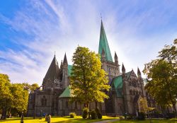 Giornata di sole a Trondheim (Norvegia) e vista della Cattedrale, simbolo della città norvegese - © Tatiana Popova / Shutterstock.com