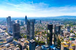 Veduta aerea di Francoforte. Il polo finanziario della Germania ha un cuore antico e un'anima moderna: accanto ai palazzi storici si elevano grattacieli e sedi di aziende e banche importanti ...