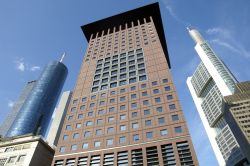 Uno dei grattacieli che si elevano imponenti nella parte moderna di Francoforte, nel cuore della Germania - © Patrik Dietrich / Shutterstock.com