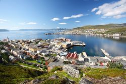 Hammerfest in estate, Norvegia - Immersa in un paesaggio roccioso estremamente piatto e su cui non cresce un solo albero, Hammerfest è una cittadina di poco più di 8 mila abitanti. ...