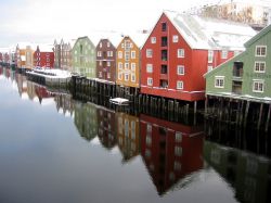 I palazzi del Midtbyen, il centro storico di Trondheim con le palaffitte di legno, una delle attrazioni più famose della Norvegia - © lullabi / Shutterstock.com