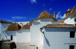 Ibiza, Baleari: le cupole della Iglesia Santo ...