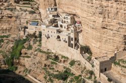 Il Monastero di San Giorgio, è considerato uno dei luoghi di preghiera più appartati del pianeta. Si trova non lontano da Gerico - © Asaf Eliason / Shutterstock.com