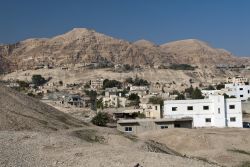 Il Monte della Tentazione a Gerico. La città più antica del mondo si trova a pià di 200 metri sotto il livello del mare, facendo parte della depressione del Mar Rosso. Un ...