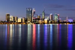 Il centro di Perth si riflette con un gioco di luci colorate sullo Swan River. Siamo nella capitale del Western Australia - © Robyn Mackenzie / Shutterstock.com