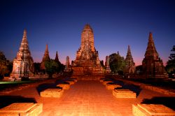 Il complesso di Wat Chaiwatthanaram ad Ayutthaya ...