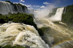 Il grandioso anfiteatro delle cascate di Iguazu ...