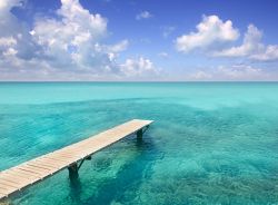 Quando il mare è quello di Formentera e la cornice è quella della Playa Illetas, nel nord dell'isola, allora anche un semplice molo di legno diventa un trampolino verso l'infinito. ...