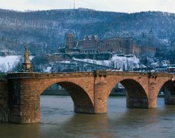 Il ponte sul fiume Neckar a Heidelberg e il castello ...