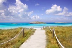 La Playa Illetas è un paradiso nella parte nord di Formentera, quella più viva e più battuta dai turisti: in estate è piuttosto affollata, sconsigliata a chi ama ...