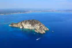 Isola delle tartarughe si trova nei pressi di Zacinto (Zante): siamo nel mar Jonio, nel versante di appartenenza alla Grecia - © Netfalls - Remy Musser / Shutterstock.com