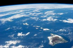 Le Isole Hawaii,  fotografate dallo spazio. In primo piano la grande Isola di Hawaii, famosa per i suoi enormi vulcani a scudo -  foto cortesia: NASA
