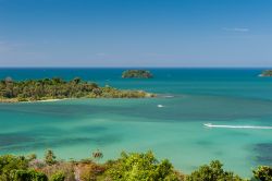 Koh Chang,  vacanza nel mare limpido della Thailandia. Qui la costa presenta luoghi ideali per praticare lo snorkeling e le immersioni subacquee  - © Padsaworn / Shutterstock.com ...