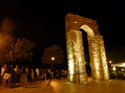La Torre a Numana, arco ogivale di origine medievale, di sera