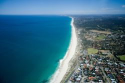 La costa dell'Oceano Indiano a Perth, Western Australia, vista dall'alto. Il verde dei parchi, i grattacieli scintillanti, i quartieri eccentrici e una splendida architettura coloniale ...