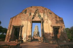 La porta di Wat Rajaburana ad Ayutthaya, in Thailandia ...