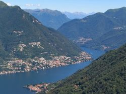 Lago di Como visto da Brunate - Per la sua posizione invidiabile, questa località della Lombardia è stata soprannominata come il Balcone delle Alpi, con il panorama che si estende ...