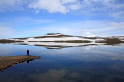 Il piccolo lago Vestdalsvatn, a una decina di chilometri da Seydisfjordur, Islanda, è ghiacciato per buona parte dell'anno. Qui uno scatto estivo. - © Anders Stoustrup / Shutterstock.com ...