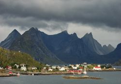Le aguzze montagne della fotografia, si trovano vicino a Moskenes, uno die più noti porti delle Lofoten, collegato con Bodo, sulla terraferma della Norvegia