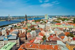 Le case di Riga la bella capitale della Lettonia. Il suo centro storico è stato inserito nei patrimoni dell'Umanità dell'UNESCO e nel 2014 festeggia il titolo di Capitale ...