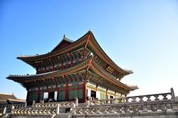 L'inconfondibile architettura del Gyeongbokgung palace di Seul, in Corea. Si trova nella parte settentrionale di Seoul ed è il più grande tempio costruito dalla dinastia Chosun, ...