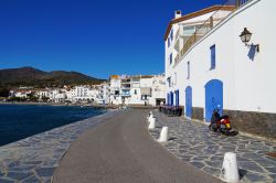 Un tratto del lungomare di Cadaques, borgo costiero della Spagna 140026363 - © Ammit Jack / Shutterstock.com