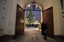 Il mercatino del Gesù Bambino a Salisburgo fotografato dall'ingresso della Residenz.