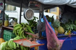 Oltre ai negozi, frutta e verdura si trova in vendita a Jarabacoa lungo le strade in bancarelle ambulanti che offrono in partciolare banane della tipologia platano da gustare fritte e ananas.
 ...