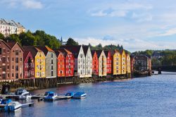 Midtbyen Trondheim: le palafitte della grande città della Norvegia - © Tatiana Popova/ Shutterstock.com