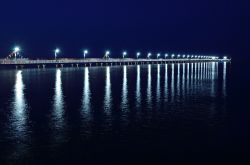 Molo di Mamaia fotografato di notte. Siamo nella località di Costanza, in Romania lungo le coste del Mar Nero - © Tatiana Volgutova / Shutterstock.com 