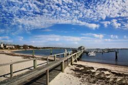 Molo e splendida spiaggia Hyannis, penisola di Cape Cod, sulla east cost degli USA - © Doug Lemke / Shutterstock.com