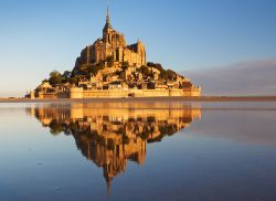 Mont Saint Michel ritornerà presto un'isola e lo spettacolo di quando si riflette sul mare potrà essere ammirato due volte al giorno - © Kanuman / Shutterstock.com