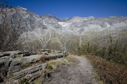 Montagne e sentiero alpino nei pressi di Macugnaga in Piemonte - © chiakto / Shutterstock.com