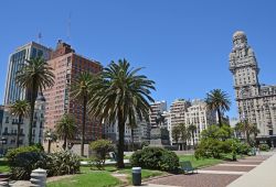 Plaza Independencia e Palacio Salvo a Montevideo, Uruguay © Waldteufel - Fotolia.com