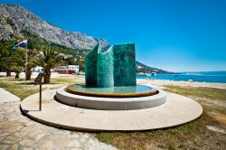 Monumento sulla spiaggia di Omis in Croazia, lungo la costa della Dalmazia a sud di Spalato - © alexdrim / Shutterstock.com