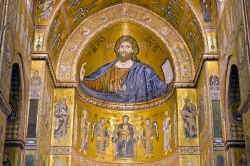 Lo spettacolare mosaico nell'abside del Duomo di Monreale in Sicilia. Venne eseguito da un gruppo di artisti bizantini chiamati dal Guglielmo II. In totale i mosaici della chiesa si sviluppano ...