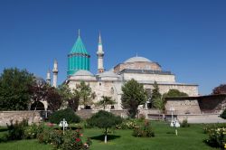 Moschea e Museo Mevlana a Konya, Turchia. Fra i monumenti più celebri della città, sono dedicati a Mevlana, padre fondatore dei "dervisci rotanti". La moschea è ...