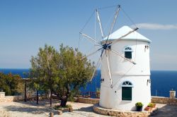 un mulino a vento tradizionale a Zacinto (Zante) in Grecia - © Yiannis Papadimitriou / Shutterstock.com