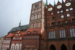 Municipio gotico di Stralsund è un particolare palazzo in mattoni rossi, fiore all'occhiello dell'architettura del Meclemburgo Pomerania, in  Germania - © Farida Doctor-Widera ...