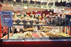 Negozio di caramelle e dolci lungo la Storgata, la via dello shopping diTromso  in Norvegia