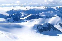 Osborn Range, le montagne ghiacciate dell'isola di Ellesmore in Canada. E' la decima isola per estensione al mondo - © Ansgar Walk - Wikimedia Commons.