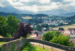Il dolce paesaggio collinare dei Paesi Baschi francesi, vicino a Saint Jean Pied de Port. Sullo sfondo i rilievi dei Pirenei- © ivan bastien / Shutterstock.com