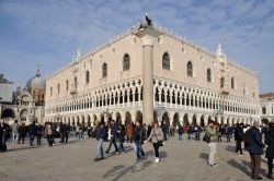 Palazzo Ducale a Piazza San Marco a Venezia: al centro la colonna con il leone
