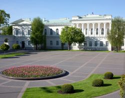 Il Palazzo Presidenziale di Vilnius in Lituania. Quando il presidente della Repubblica è presente, viene esposta una bandiera con lo stemma - © Birute Vijeikiene / Shutterstock.com ...