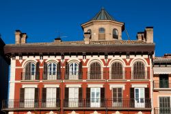 Dalla Plaza del Castillo, "salotto" all'aperto di Pamplona, partono le visite guidate per il centro della città. E' il cuore del capoluogo della Navarra, teatro di importanti ...