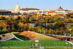 Panorama di Washington DC in autunno: sullo sfondo ...