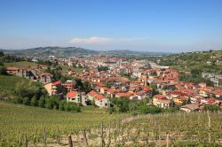 Panorama del centro di Alba, Piemonte, Italia. Adagiata fra verdi colline, Alba è una delle località più frequentate del Piemonte da turisti provenienti da tutto il mondo ...